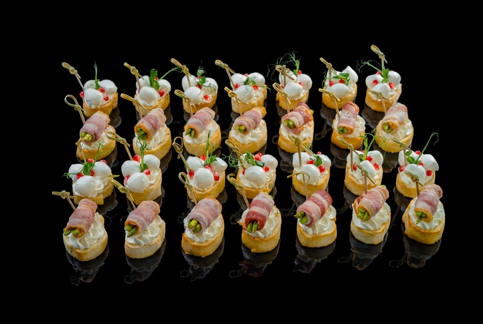 Сет брускетт с беконом, спаржей и сыром Моцарелла, 28 шт