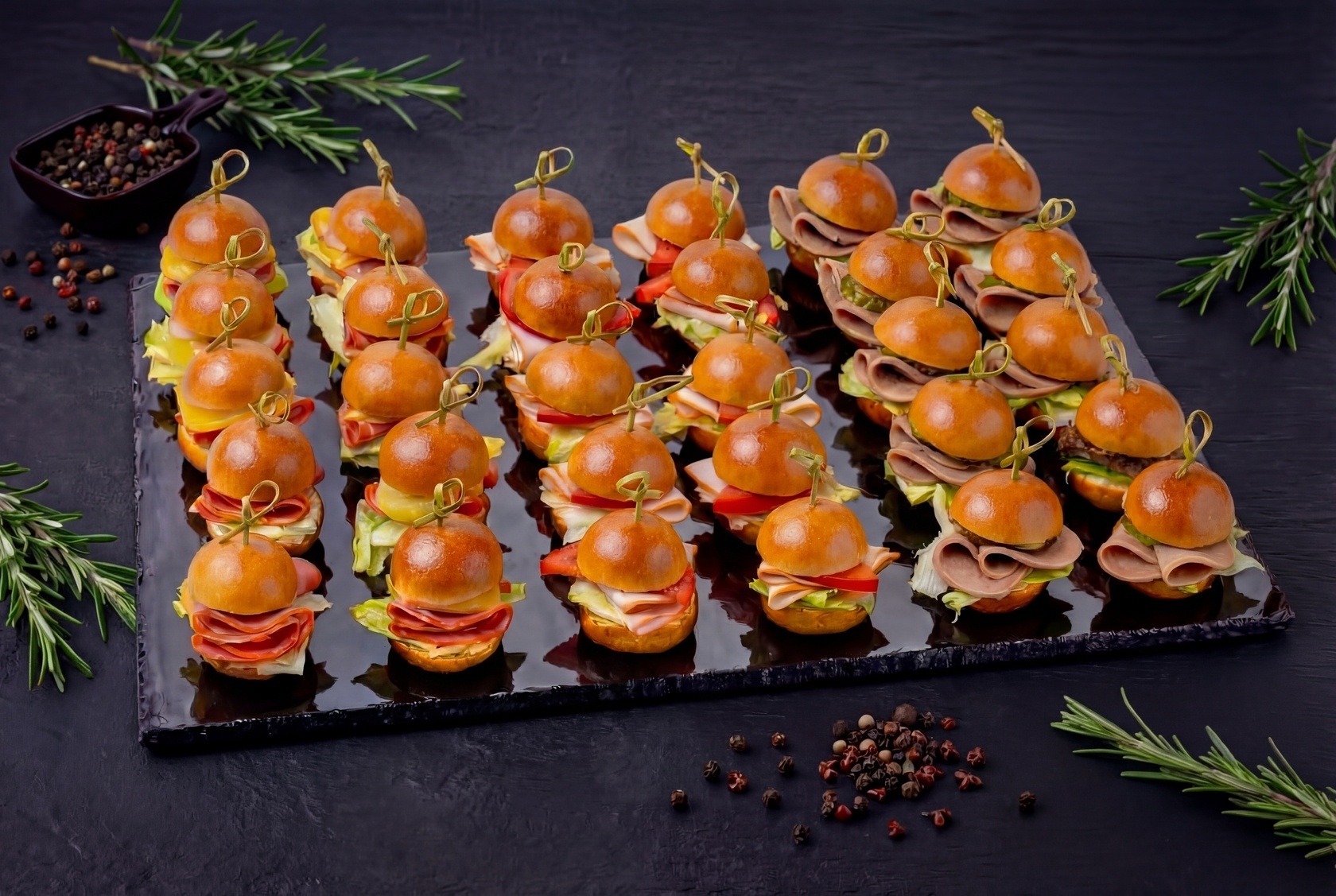 Нано бургеры с чоризо, карбонадом и говяжьим языком, 30 шт