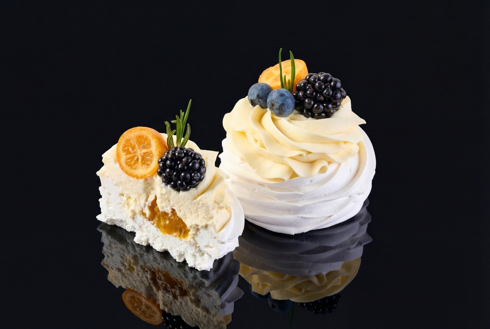 Десерт «Павлова» манго-маракуйя с ягодами и конфи - #2