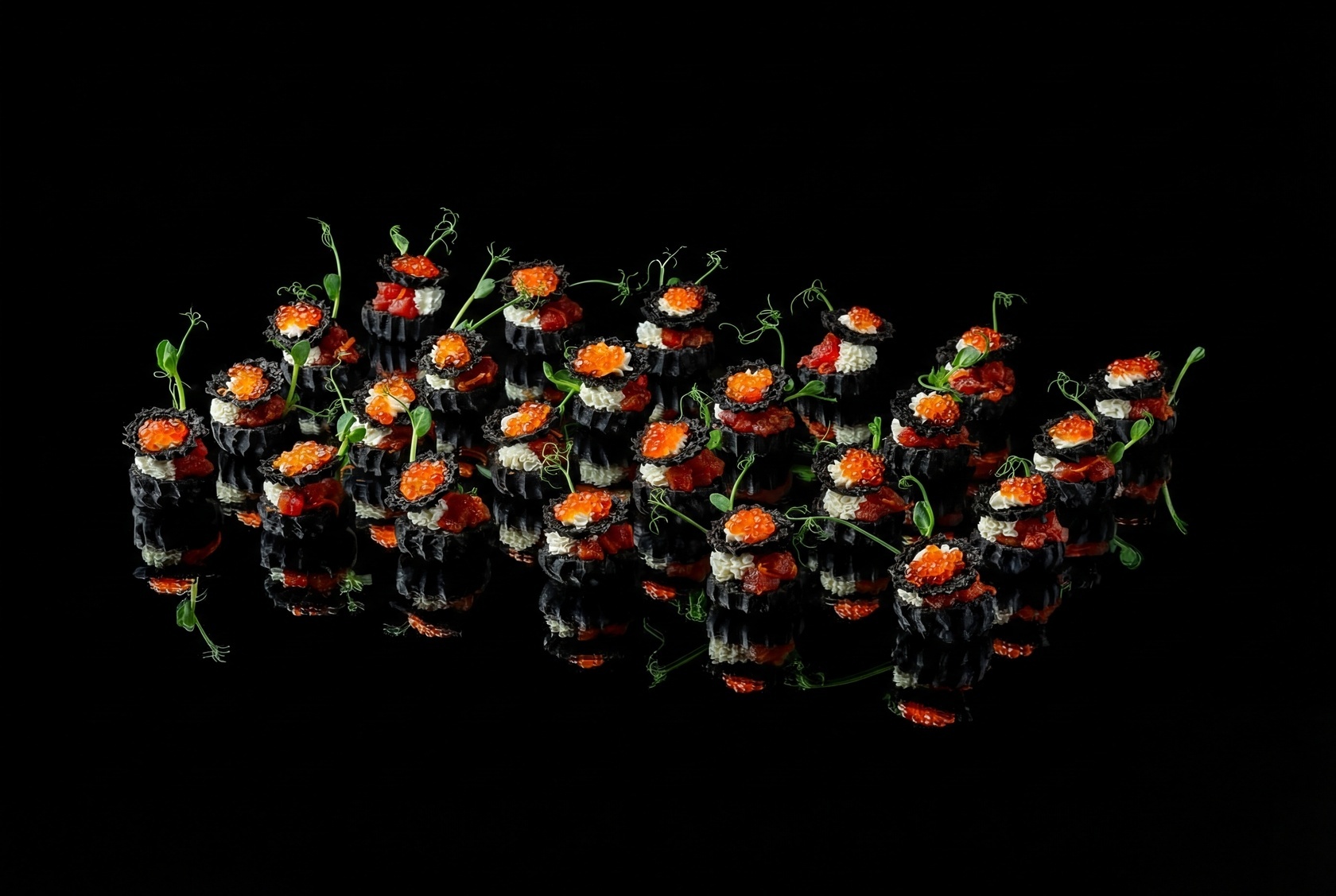 Мини-профитроли с тунцом и красной икрой, 24 шт