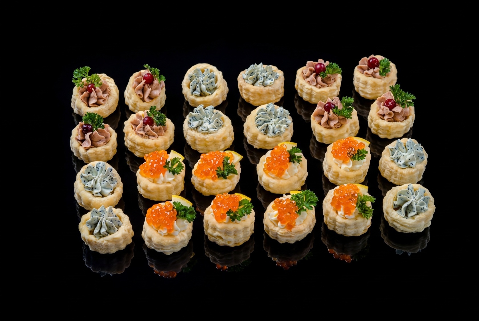 Волованы с красной икрой, гусиным паштетом и муссом из тобико, 24 шт