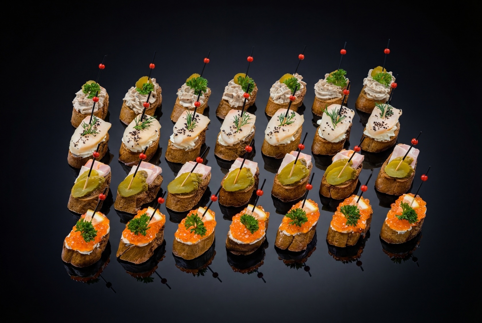 Брускетты с красной икрой, рыбой, грудинкой и муссом со шпротами, 28 шт