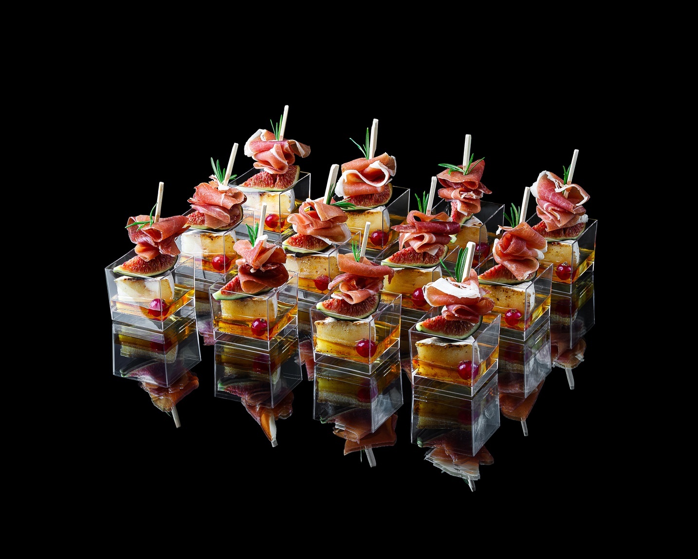 Канапе с пармской ветчиной, инжиром и камамбером, 12 шт