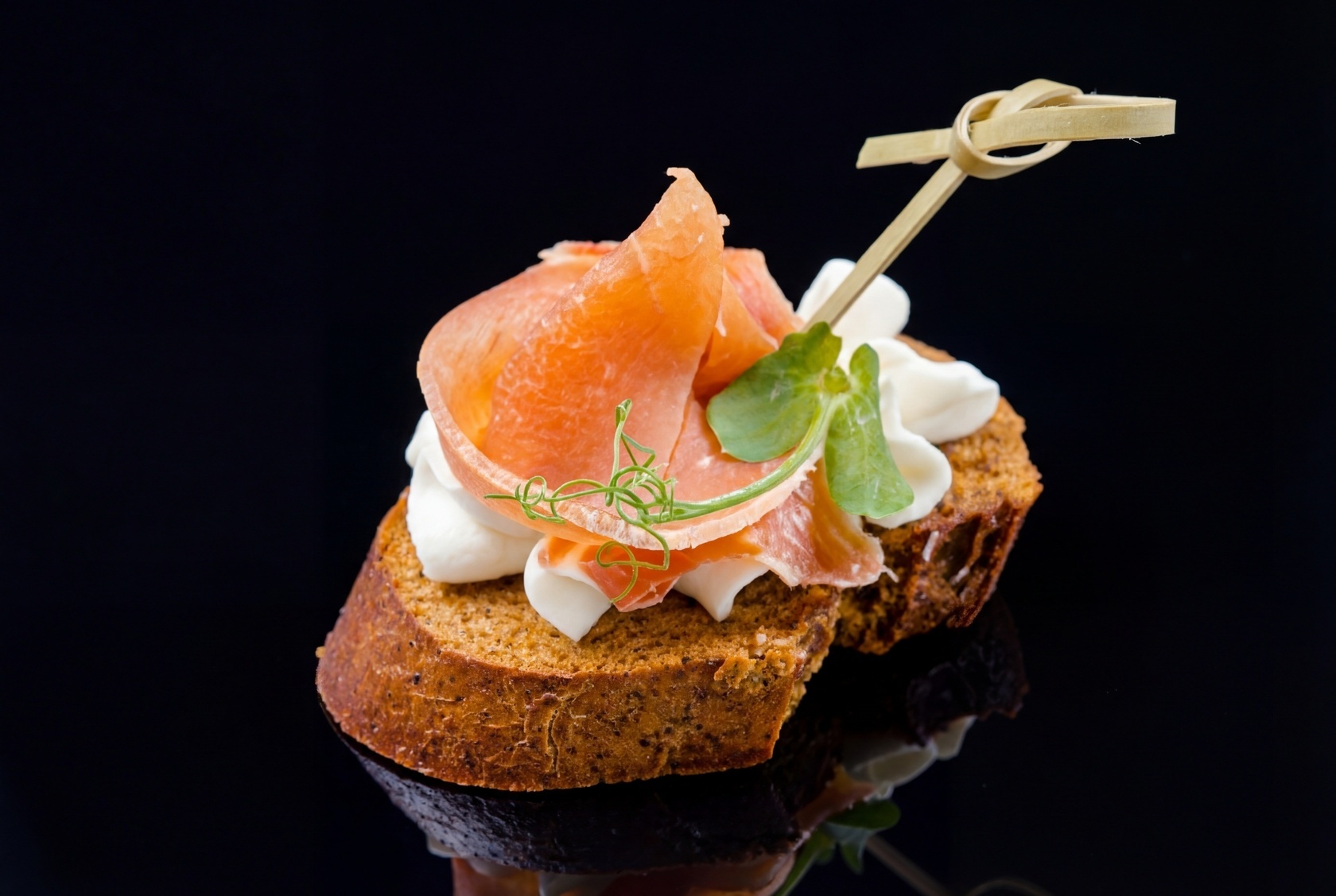 Брускетты на ржаном хлебе с креветкой, баклажаном, пармой и сыром Моцарелла, 28 шт - #7