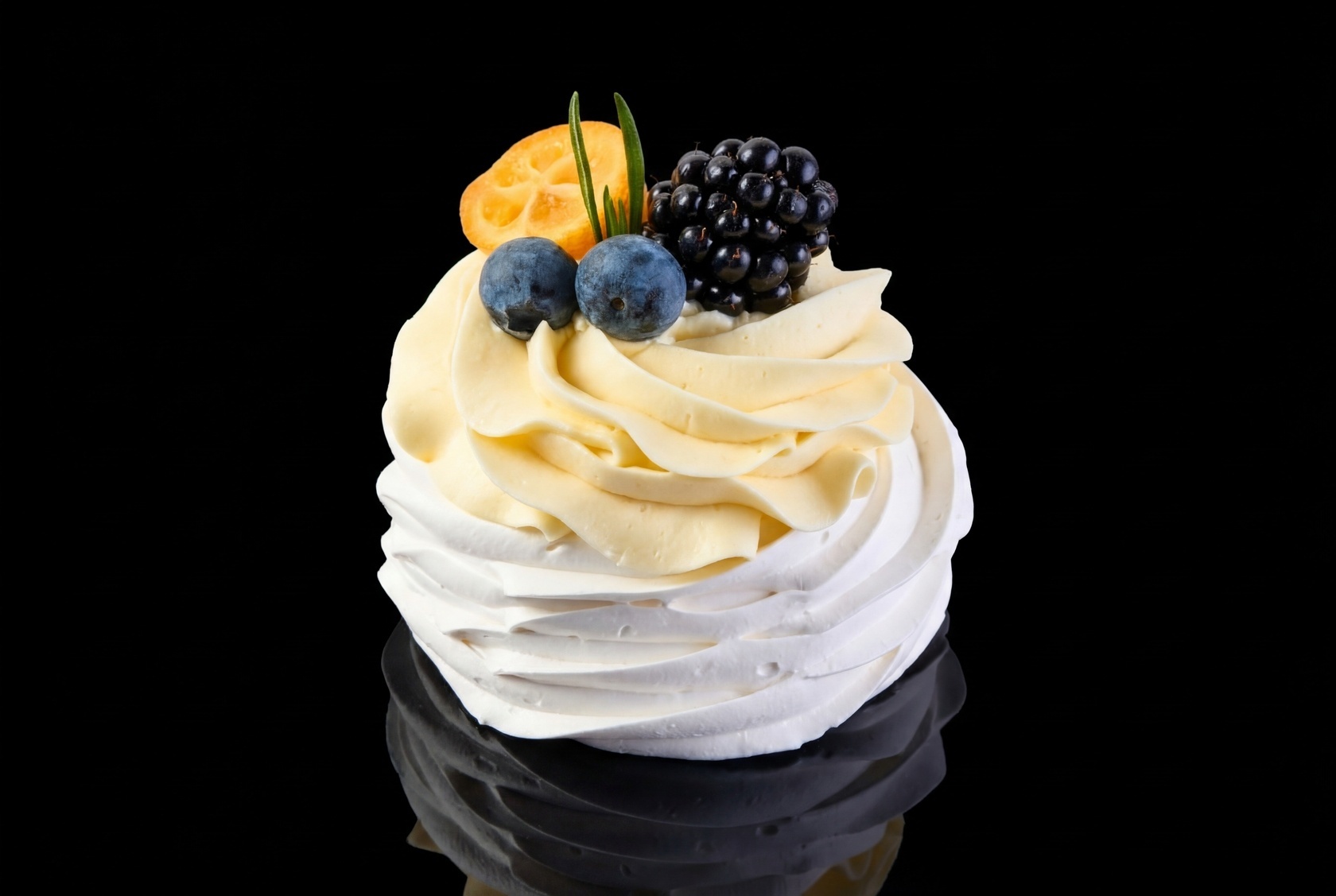 Десерт «Павлова» манго-маракуйя с ягодами и конфи