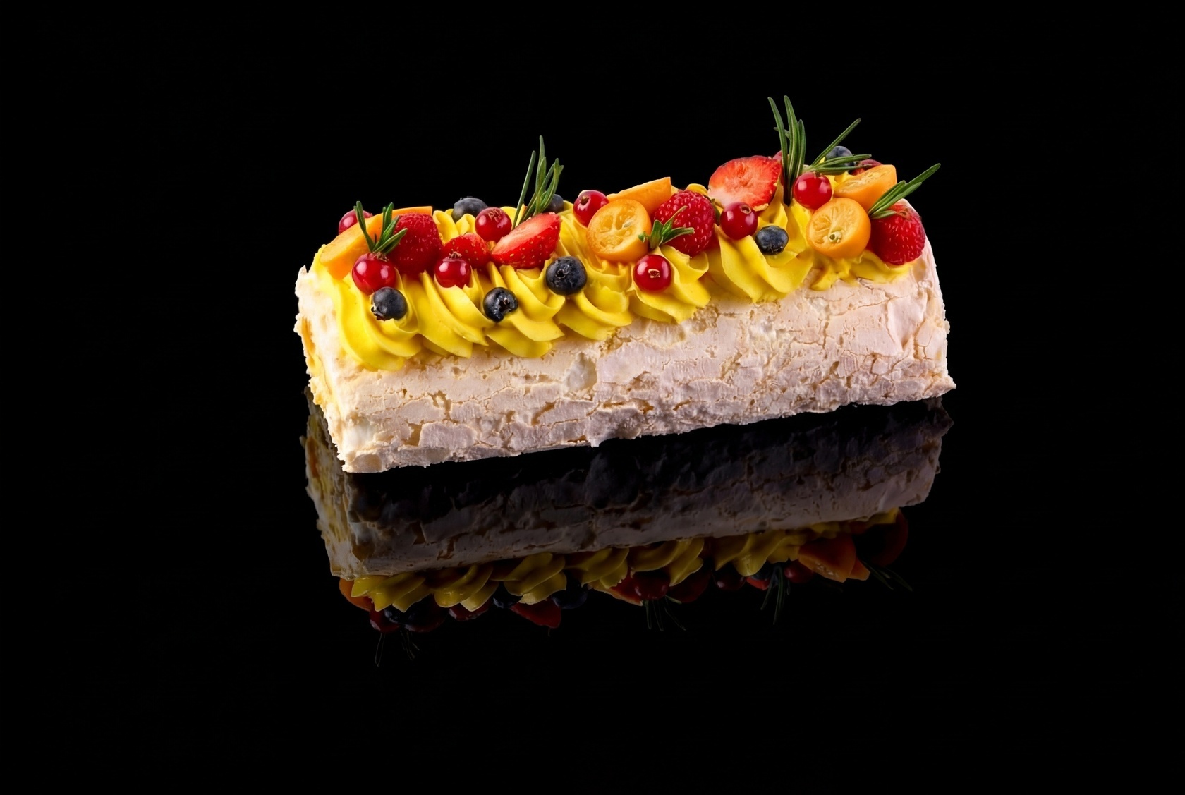 Рулет меренговый с конфи манго-маракуйя и ягодами