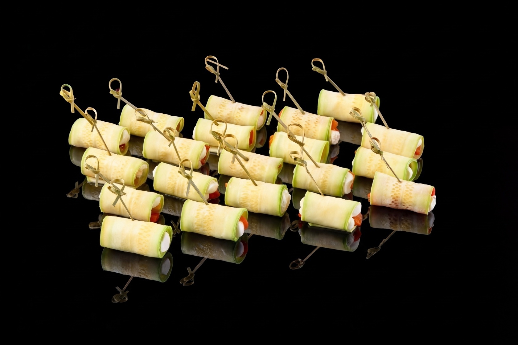 Рулетики из кабачка со сливочным сыром и печеным перцем, 20 шт