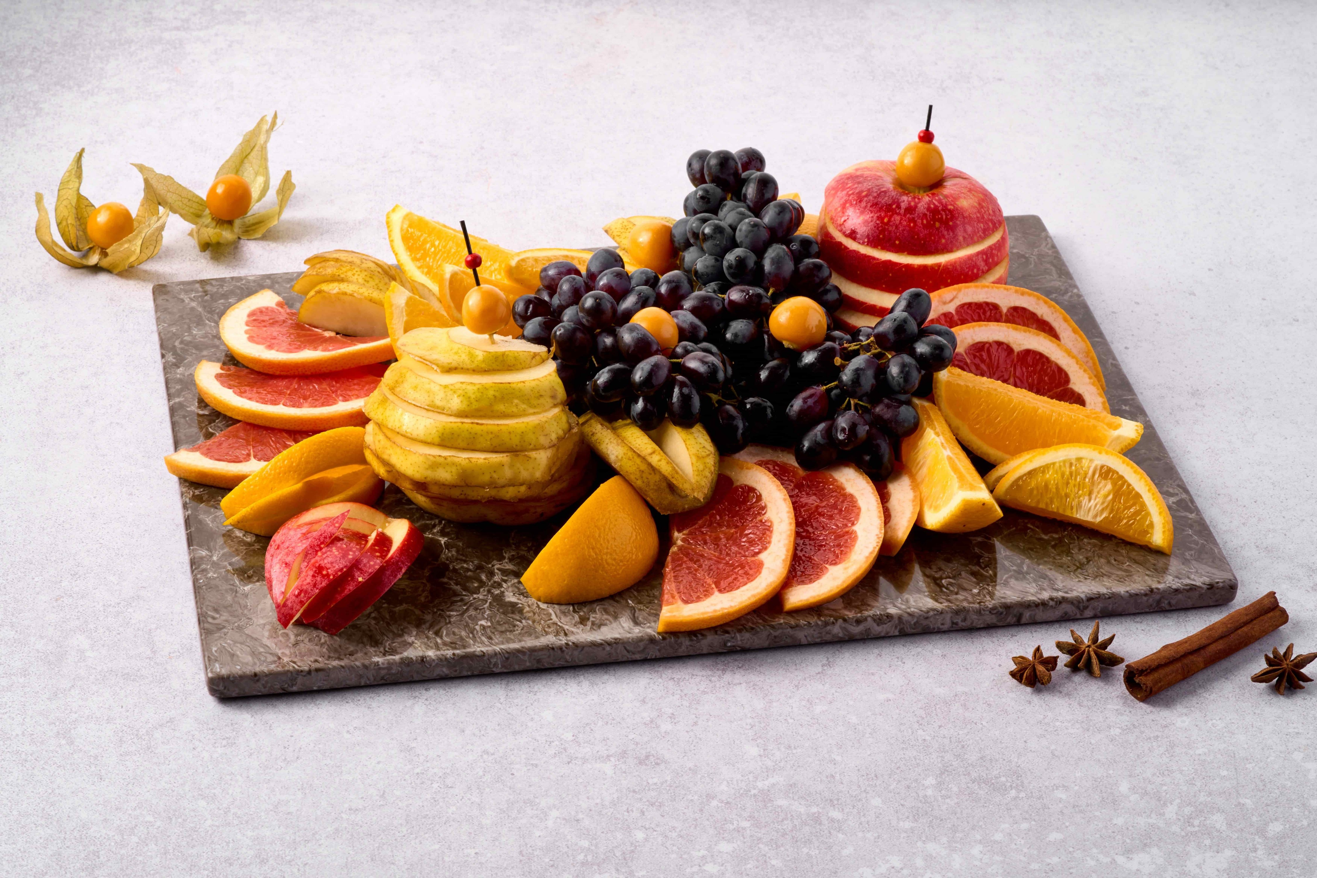 Фруктовые тарелки и фрукты на праздничном столе