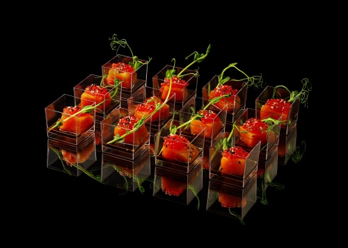 Лосось в медово-соевом соусе с красной икрой, 12 шт