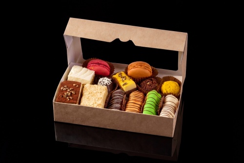 Дегустационный бокс с десертами от "Костис", 13 шт