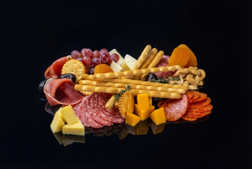 "Шаркутери борд" с мясной гастрономией, с премиум сырами, орехами, сухофруктами и крекером