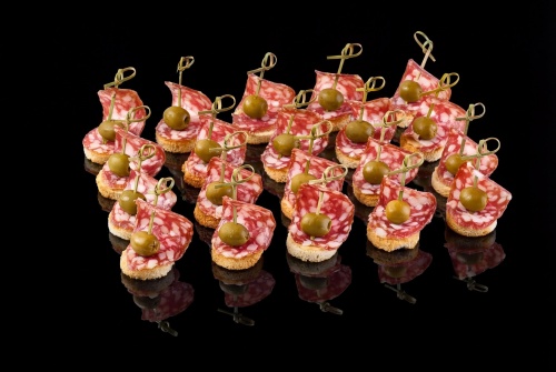 Канапе с колбасой и оливкой "Браун"