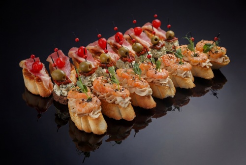 Набор брускетт «Люкс» с уткой, креветками, вялеными томатами и крем-чизом