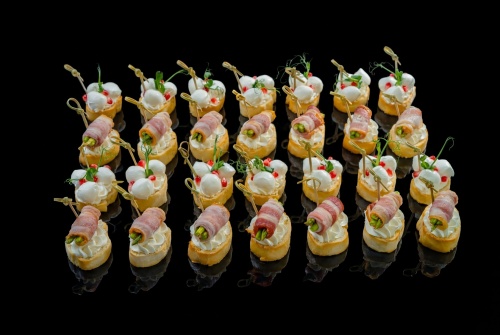 Сет брускетт с беконом, спаржей и сыром Моцарелла, 28 шт