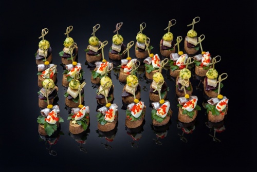 Ржаные брускетты с сельдью и килькой, 28 шт