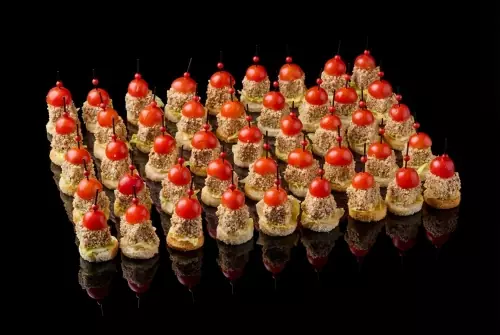 Канапе с курицей, соусом терияки и черри "Чикен сезам"