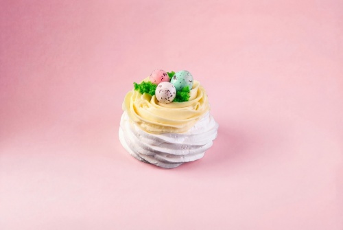 Десерт "Павлова" с ягодами клубника-малина