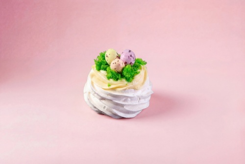 Пасхальный десерт "Павлова" клубника-малина