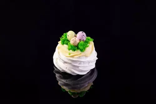 Пасхальный десерт "Павлова" манго – маракуйя