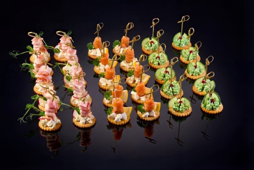 Ассорти канапе с беконом, гуакамолле и крем-чизом на крекере