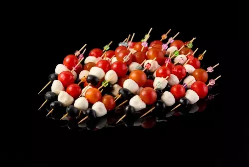 Канапе с сыром моцарелла "Капрезе"