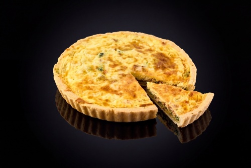 Киш Лорен с красной рыбой и шпинатом