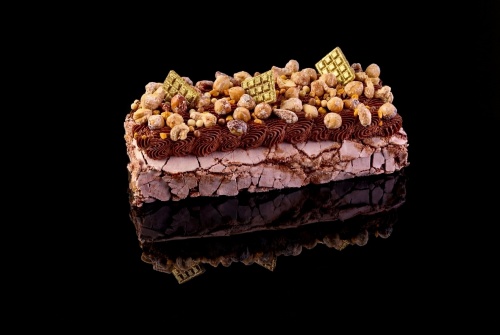 Рулет меренговый шоколадный с карамелью и орехами