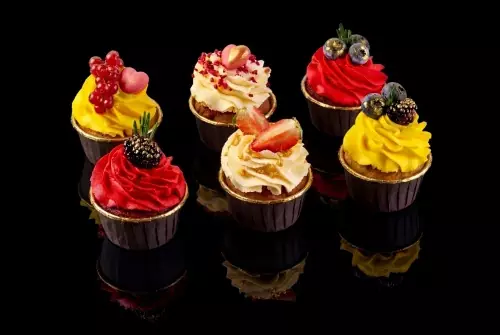 Радужный микс капкейков
