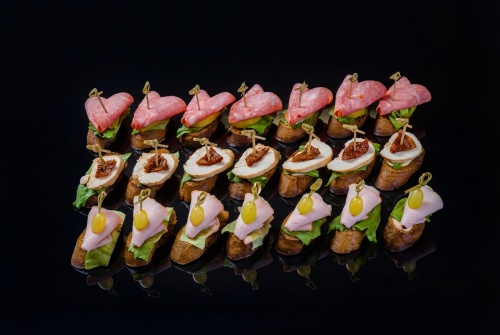 Сет мясных брускетт на ржаном хлебе, 21 шт