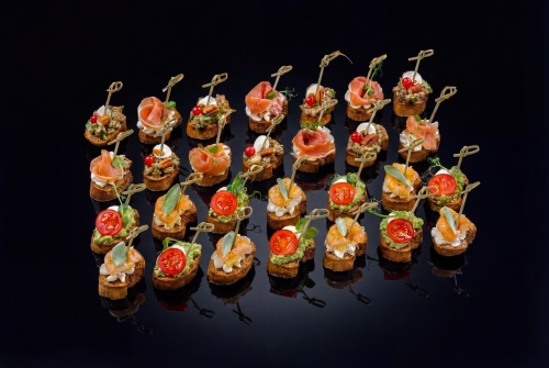 Брускетты на ржаном хлебе с креветкой, баклажаном, пармой и сыром Моцарелла, 28 шт