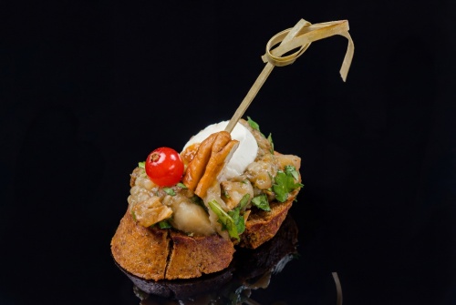 Брускетты на ржаном хлебе с креветкой, баклажаном, пармой и сыром Моцарелла, 28 шт - #8