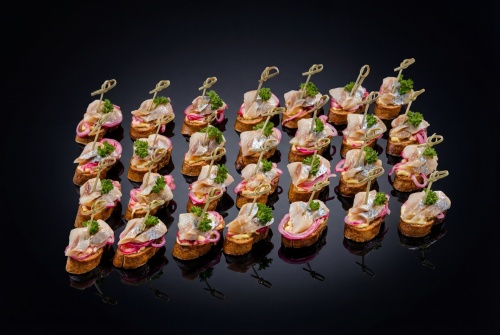 Брускетты на ржаном хлебе с сельдью, 28 шт