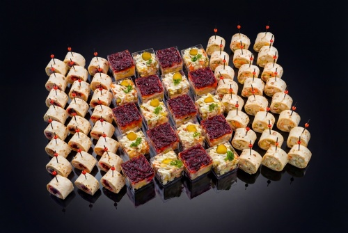 Большой набор рулетов и верринов с салатами, 68 шт