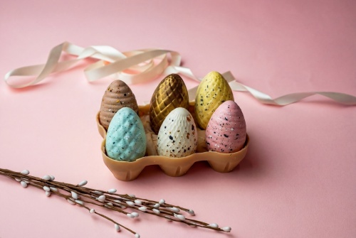 Пасхальный набор шоколадных яиц на подставке в подарочной упаковке