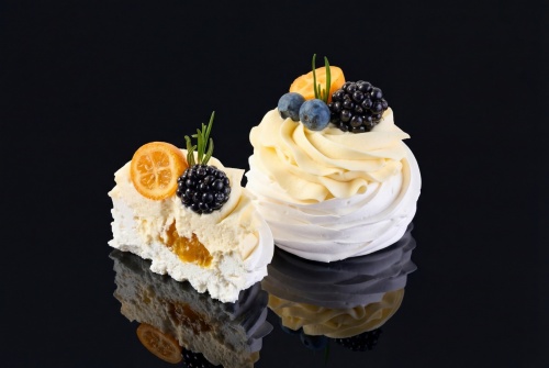 Десерт «Павлова» манго-маракуйя с ягодами и конфи - #2