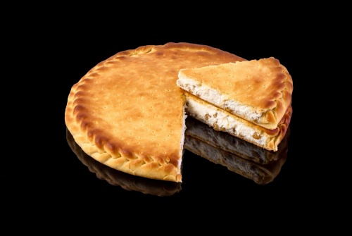 Осетинский пирог с творогом и изюмом