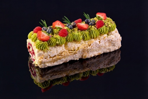 Меренговый рулет с фисташкой и малиной