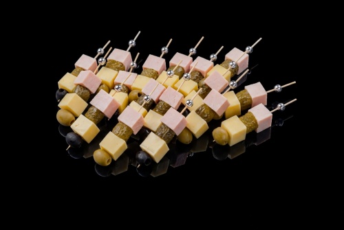 Канапе с карбонадом, сыром, маслинами и огурцами