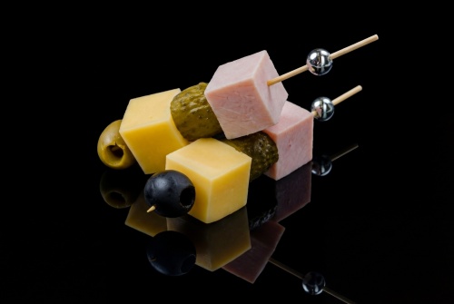 Канапе с карбонадом, сыром, маслинами и огурцами, 15 шт - #2