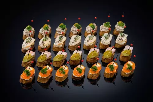 Брускетты с красной икрой, рыбой, грудинкой и муссом со шпротами, 28 шт