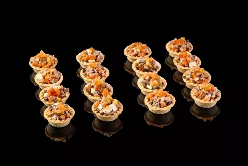 Тарталетки с маринованными грибами и сыром