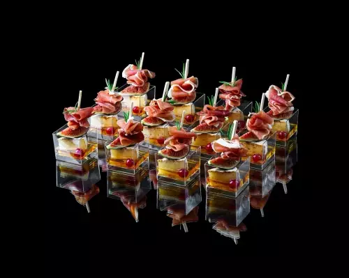 Канапе с пармской ветчиной, инжиром и камамбером, 12 шт