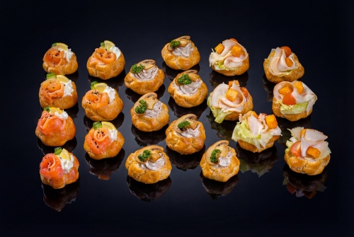 Профитроли с семгой, с грибным муссом и зеленью, с курицей и соусом "Цезарь", 21 шт