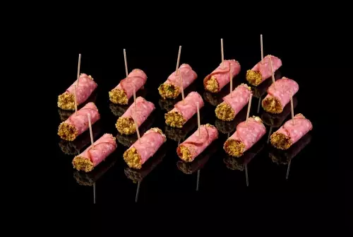 Рулетики с сервелатом и фисташками