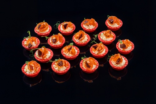 Тарталетки с сыром креметте и чоризо