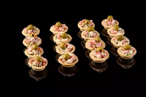 Тарталетки с сыром, тархуном и томатами