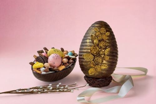 Большое шоколадное яйцо "Фантазия" с оригинальной начинкой