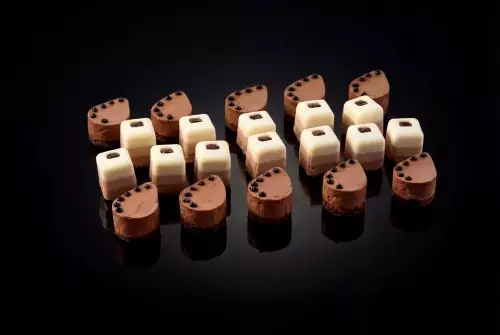 Ассорти шоколадных пирожных