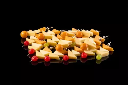 Ассорти канапе с сырами и фруктами