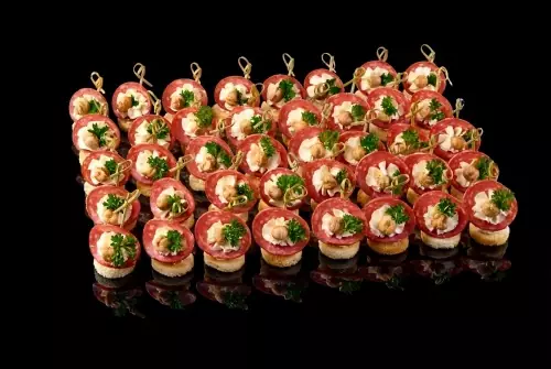 Канапе с цветком салями